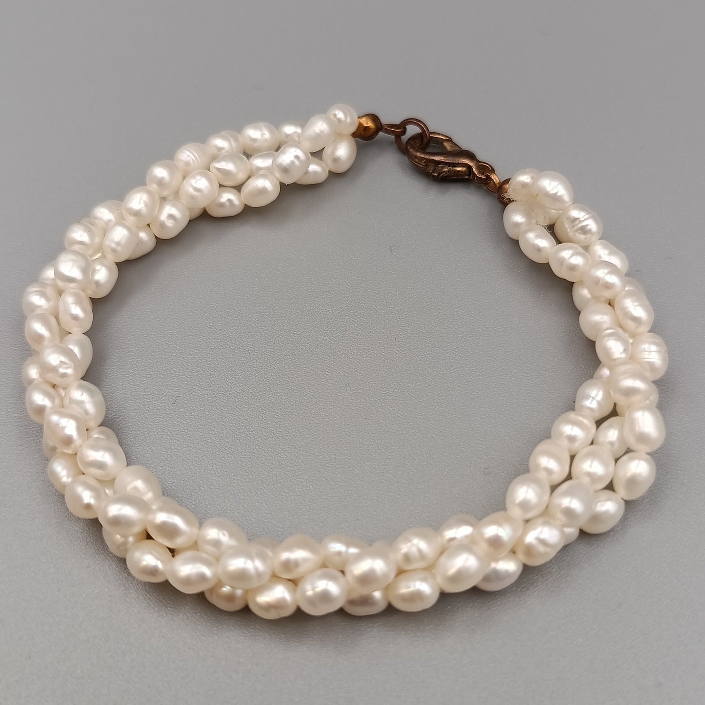 Elegantes Perlenarmband – Dreireihiges Design mit Weißperlen