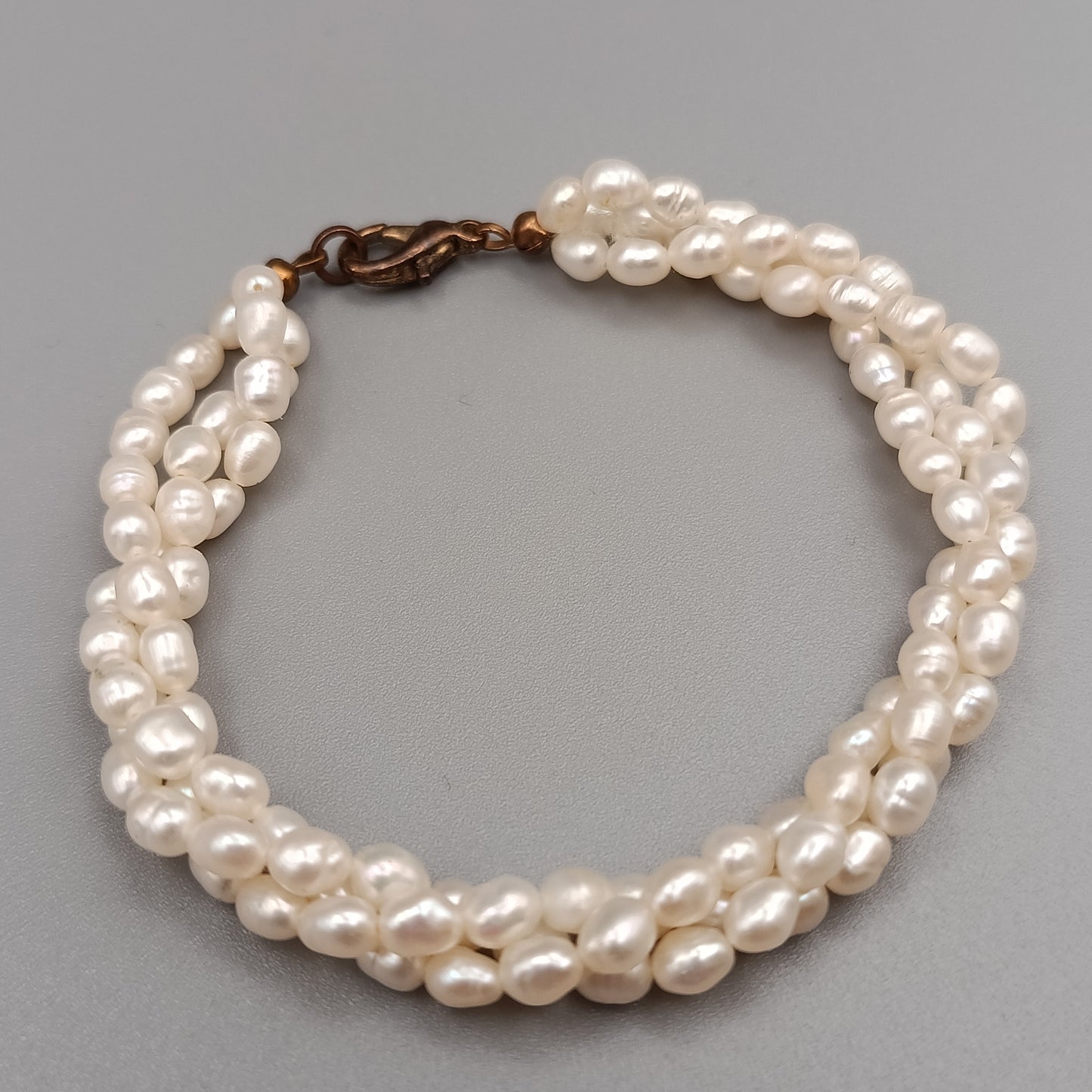 Elegantes Perlenarmband – Dreireihiges Design mit Weißperlen