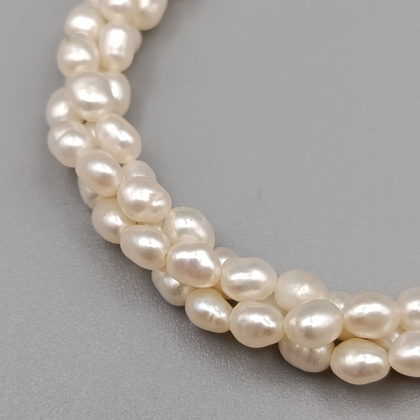Elegantes Perlenarmband – Dreireihiges Design mit Weißperlen