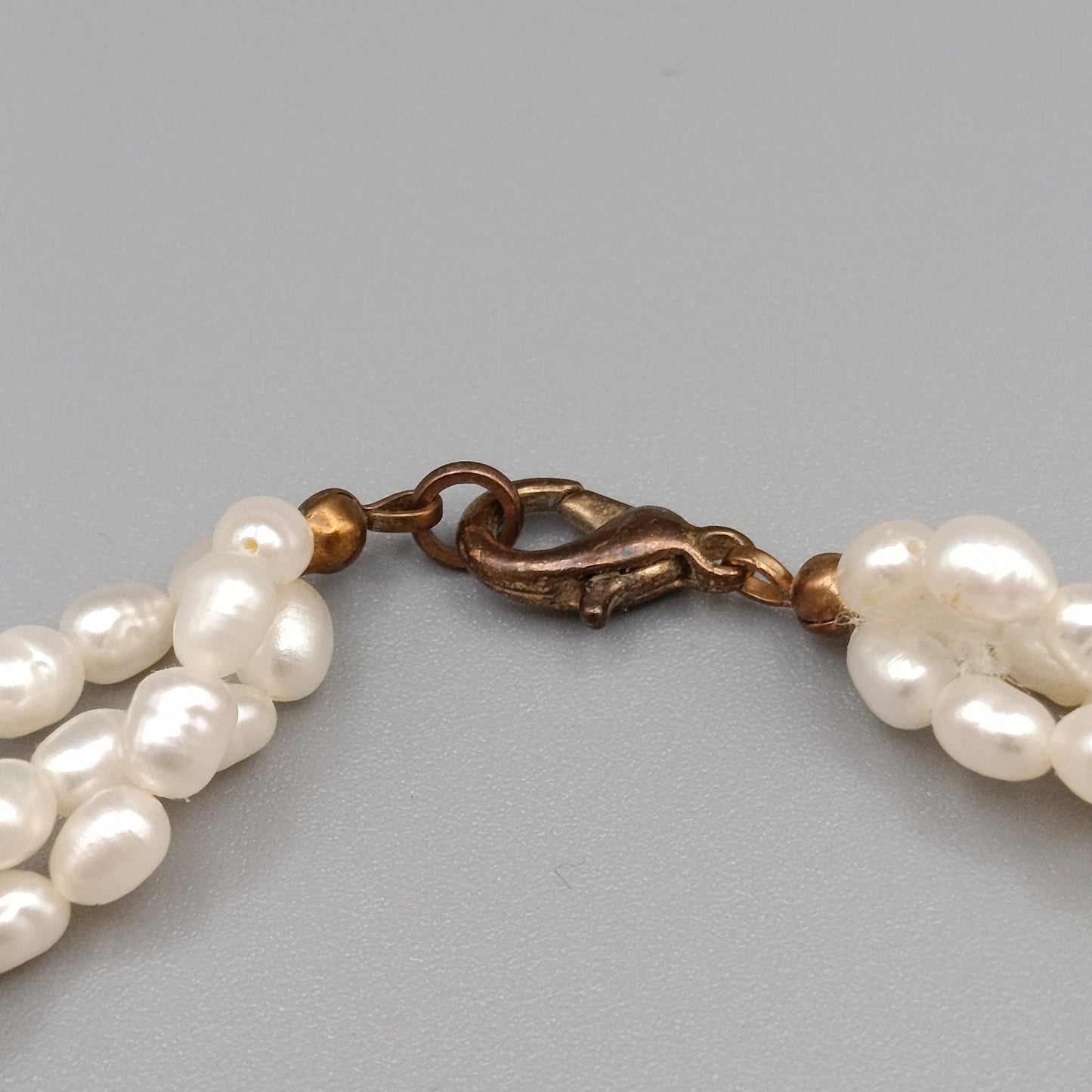 Elegantes Perlenarmband – Dreireihiges Design mit Weißperlen