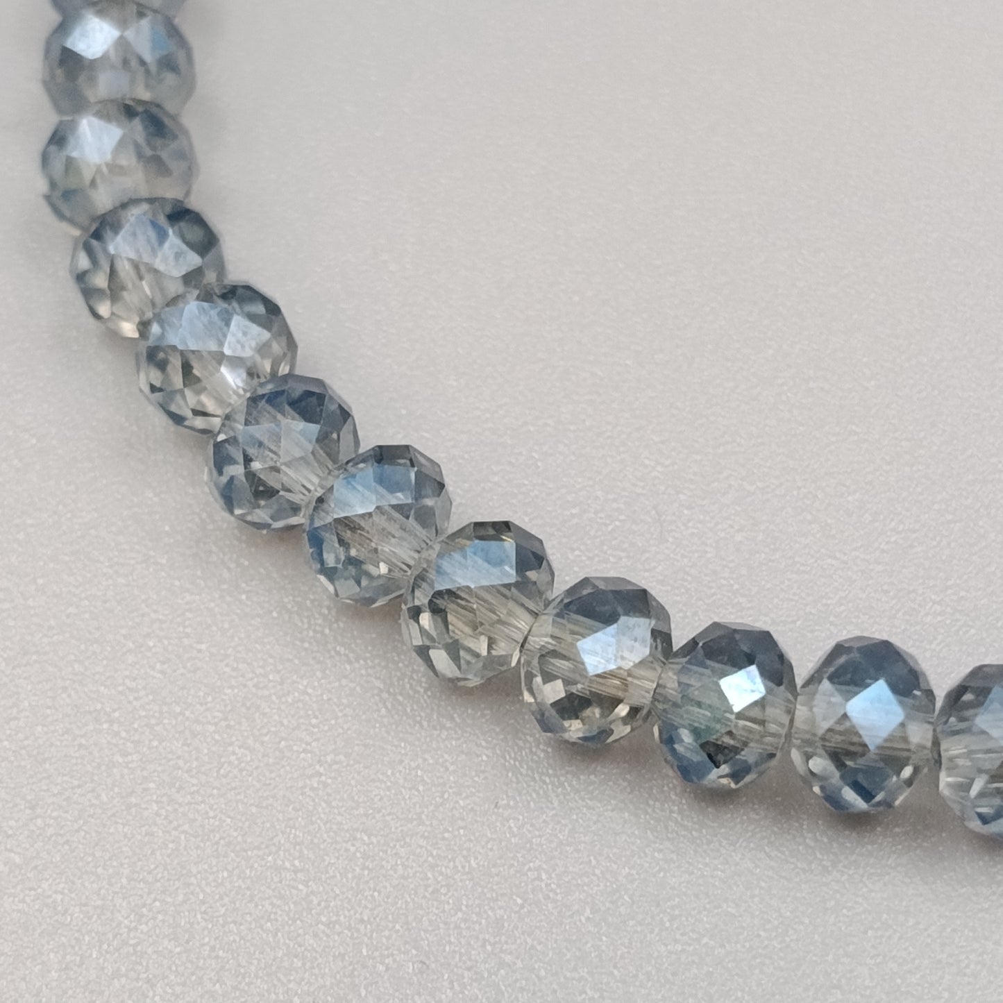 Schönes facettiertes Perlarmband in Grau Elastisch