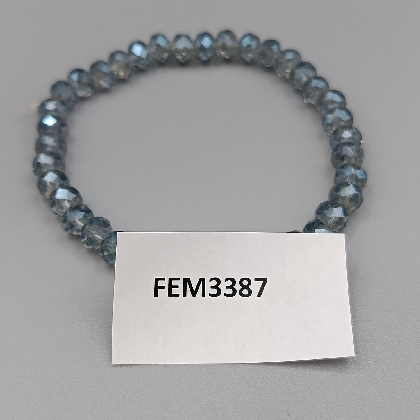 Schönes facettiertes Perlarmband in Grau Elastisch