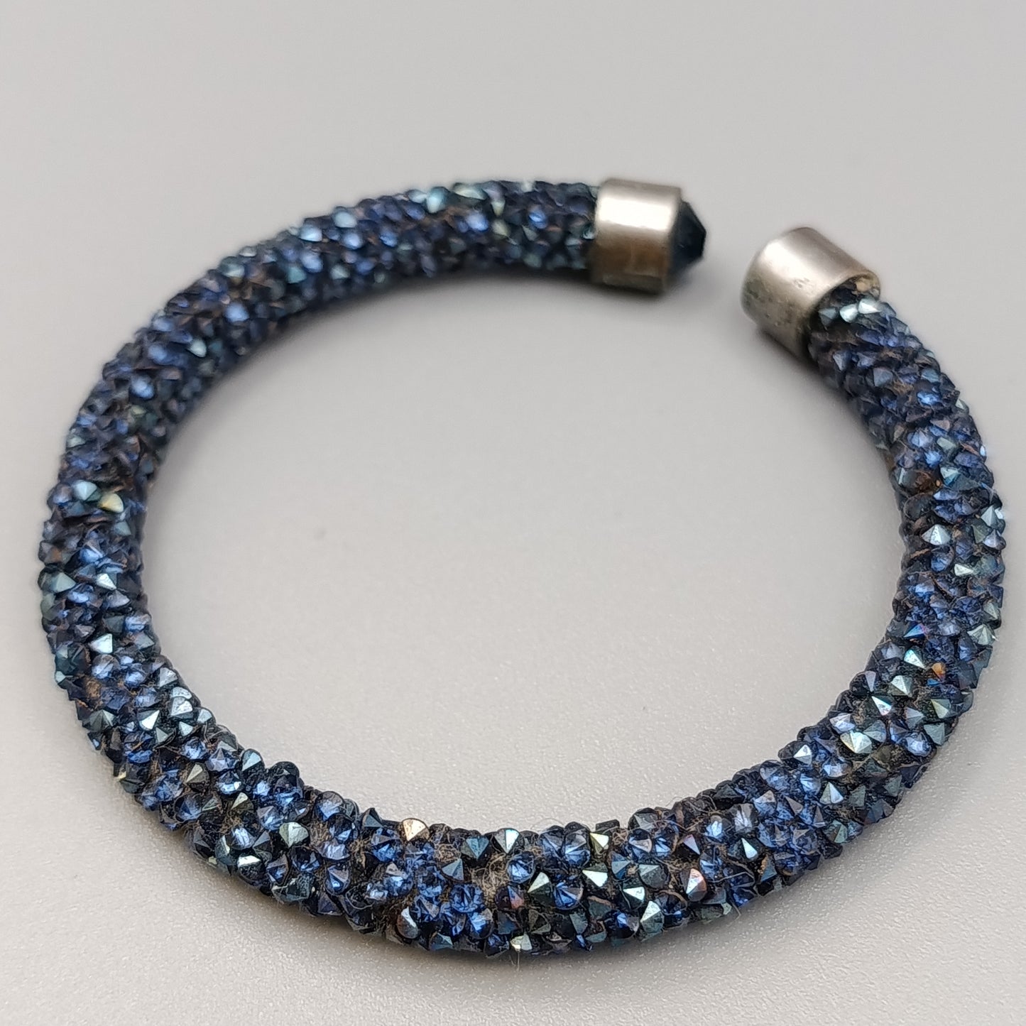 Blaues Kristall Armband – Verstellbar mit funkelnden Facetten