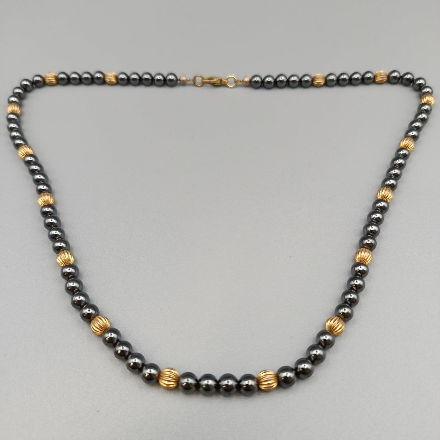 Schicke Hämatit Kette – Elegant mit goldenen Akzenten