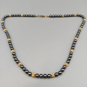 Schicke Hämatit Kette – Elegant mit goldenen Akzenten