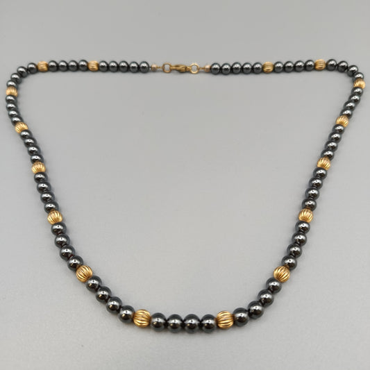 Schicke Hämatit Kette – Elegant mit goldenen Akzenten