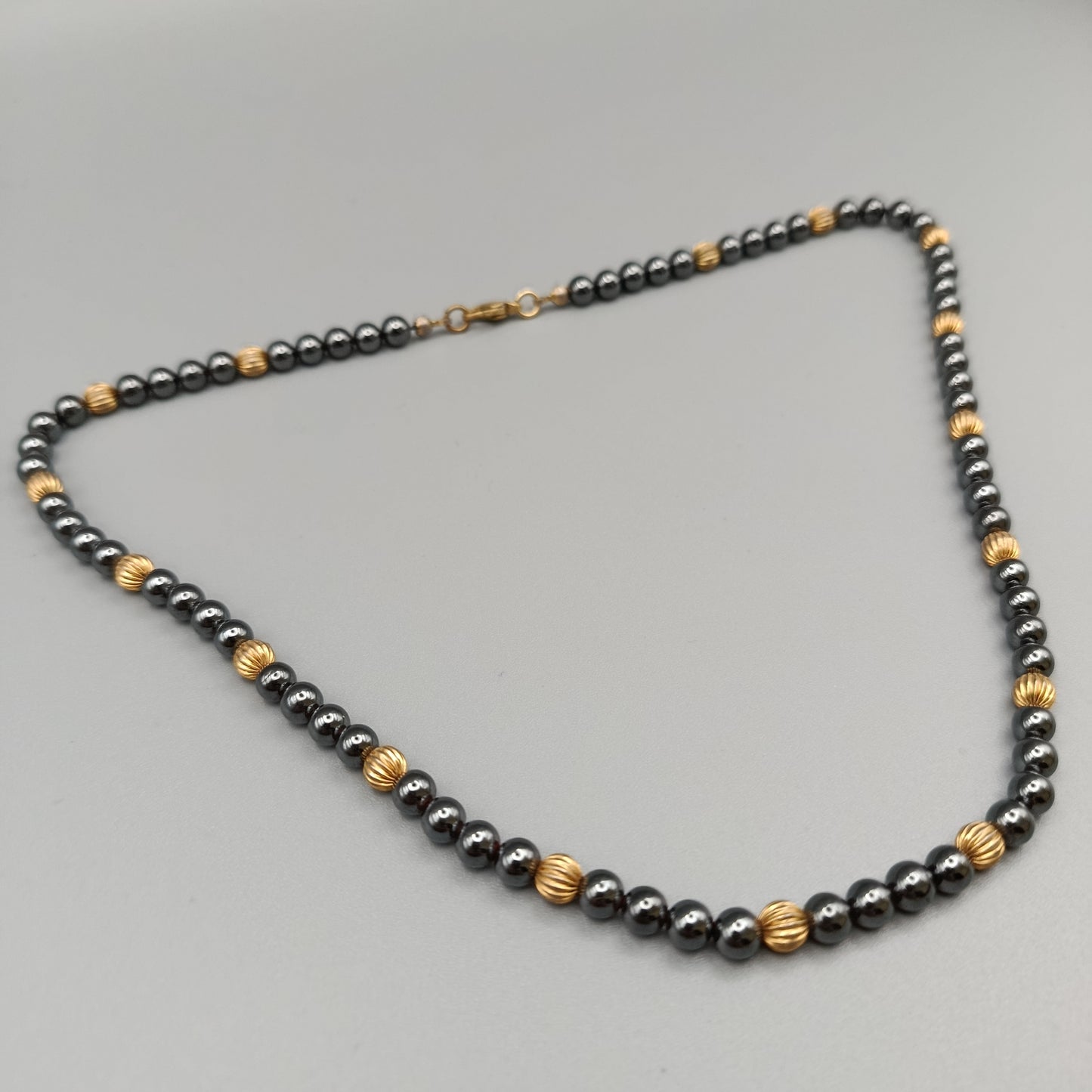 Schicke Hämatit Kette – Elegant mit goldenen Akzenten