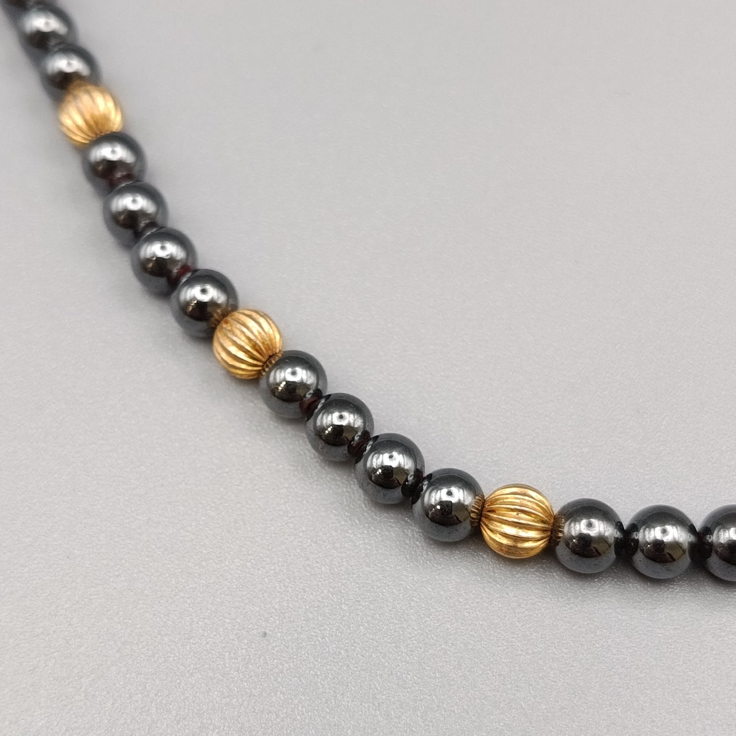 Schicke Hämatit Kette – Elegant mit goldenen Akzenten