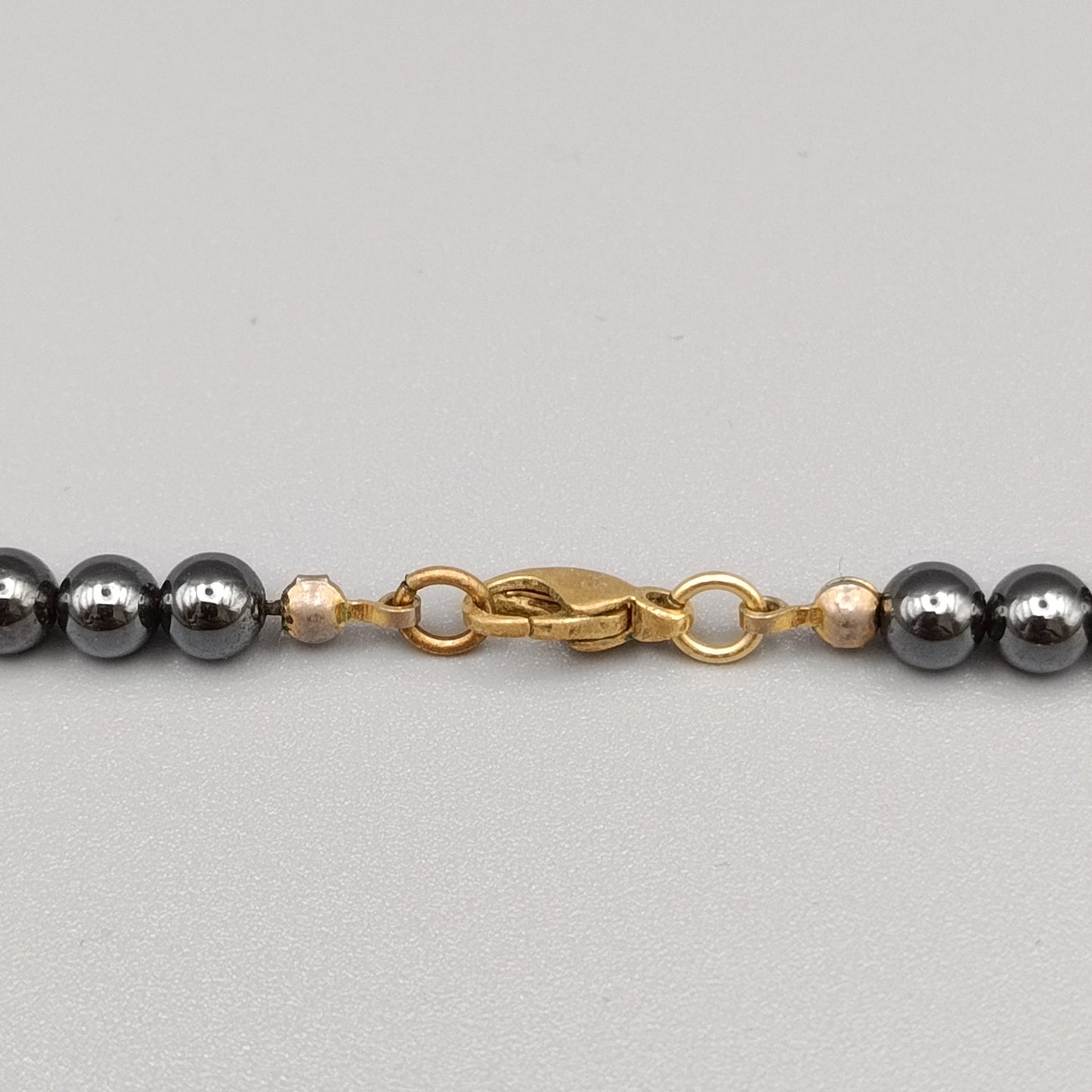 Schicke Hämatit Kette – Elegant mit goldenen Akzenten