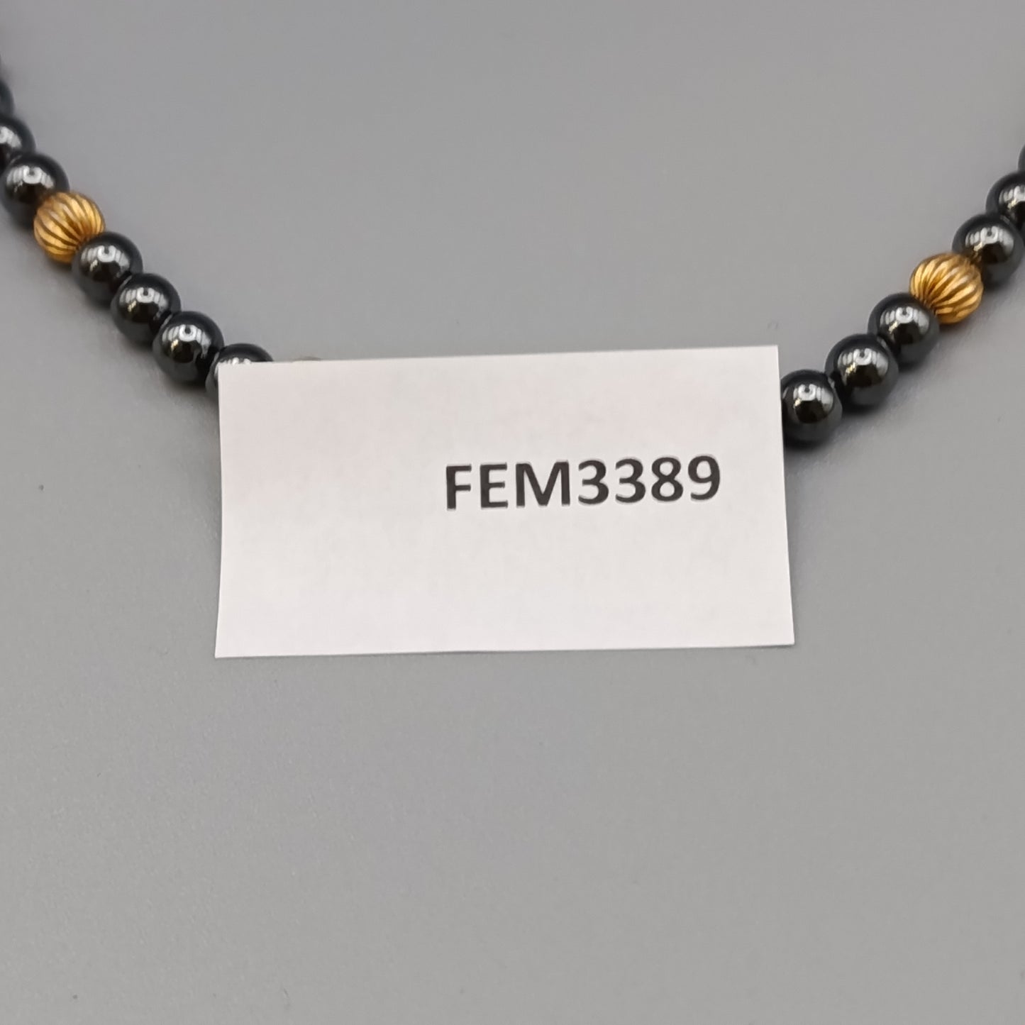 Schicke Hämatit Kette – Elegant mit goldenen Akzenten