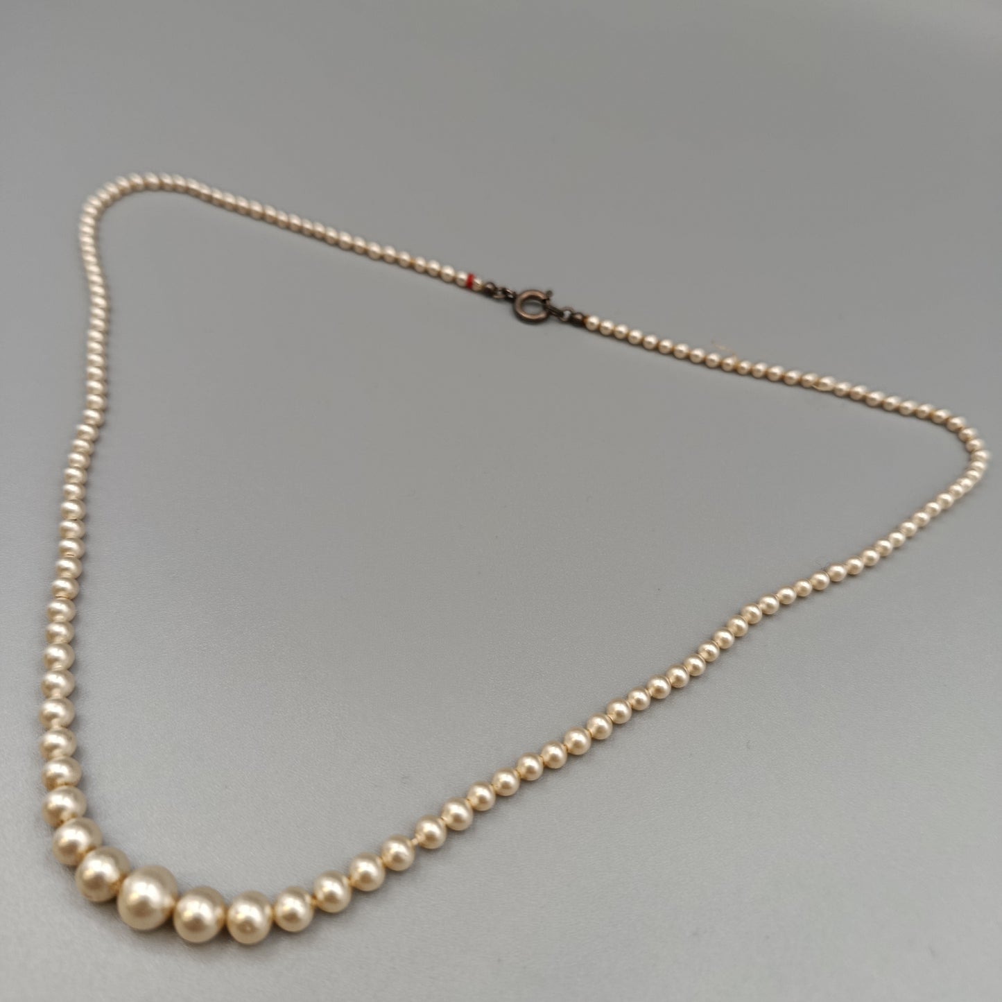 Schöne Perlen Kette – Elegant mit goldenen Akzenten