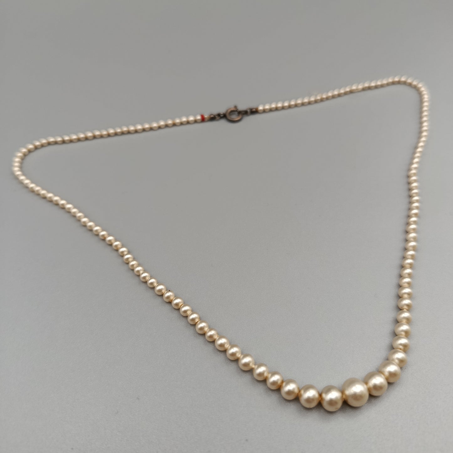 Schöne Perlen Kette – Elegant mit goldenen Akzenten