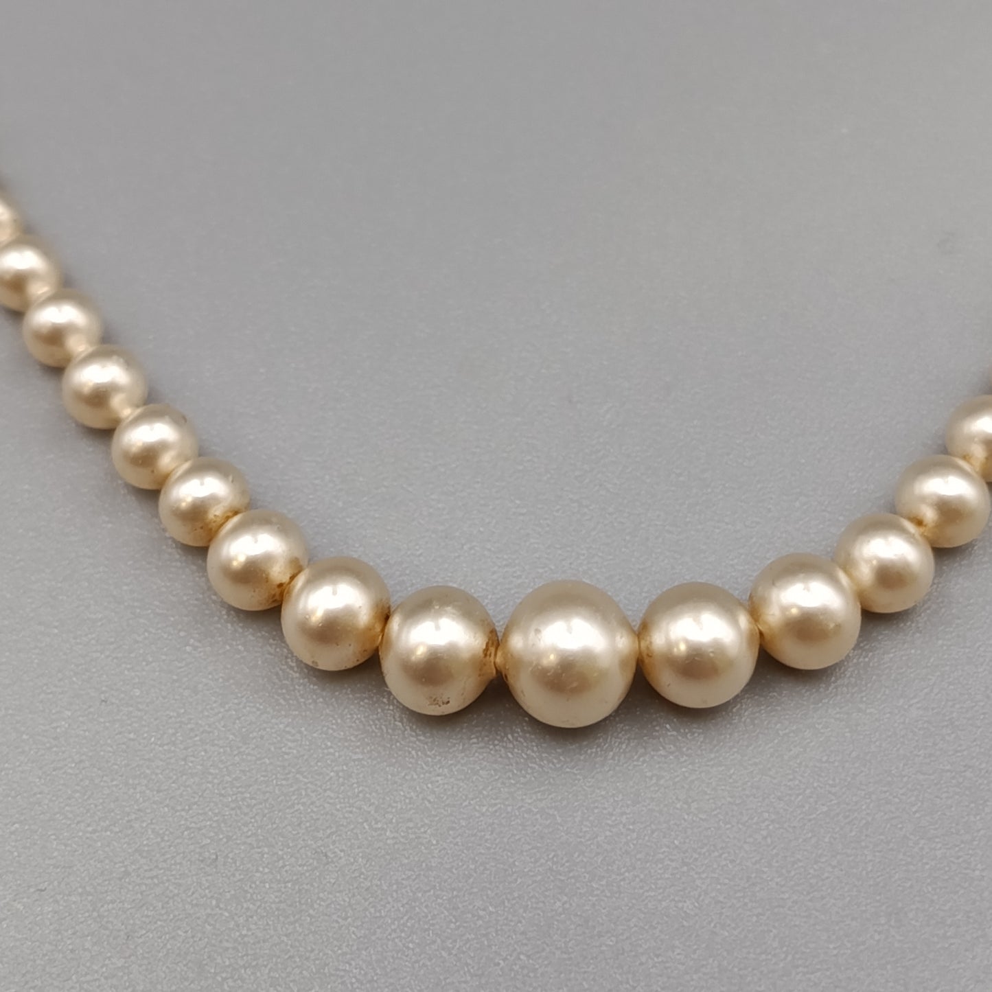 Schöne Perlen Kette – Elegant mit goldenen Akzenten