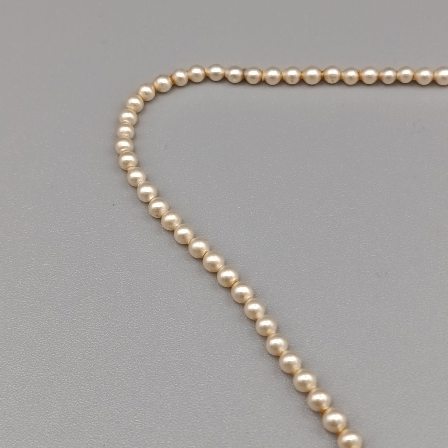 Schöne Perlen Kette – Elegant mit goldenen Akzenten