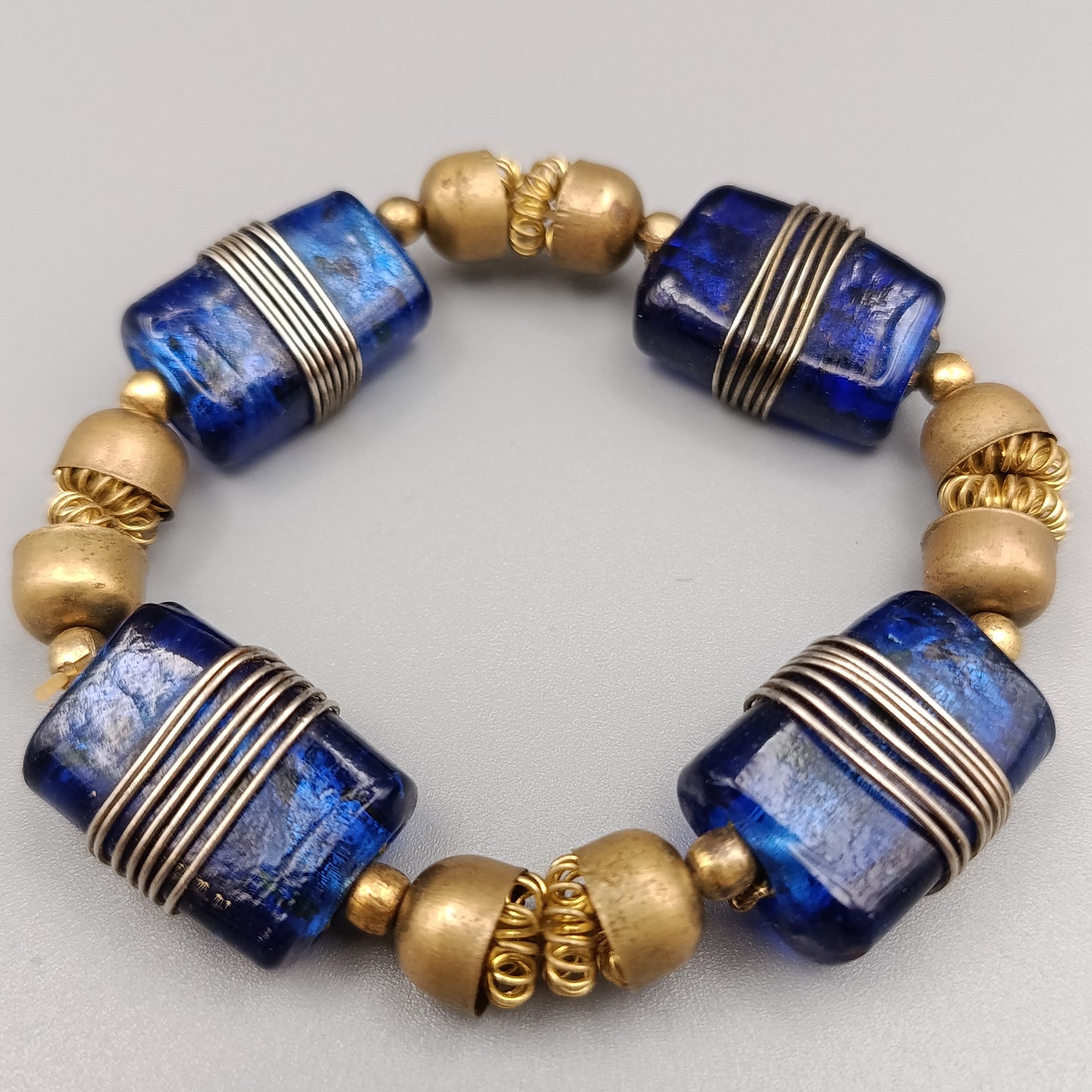 Elastisches Statement-Armband Blaues Glas und Messing