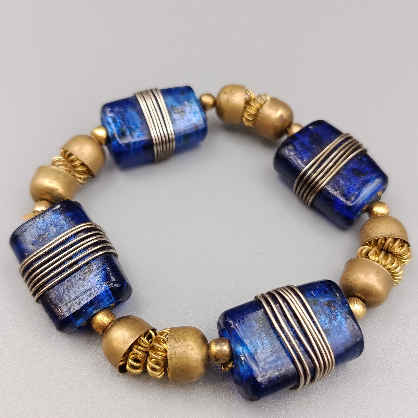Elastisches Statement-Armband Blaues Glas und Messing