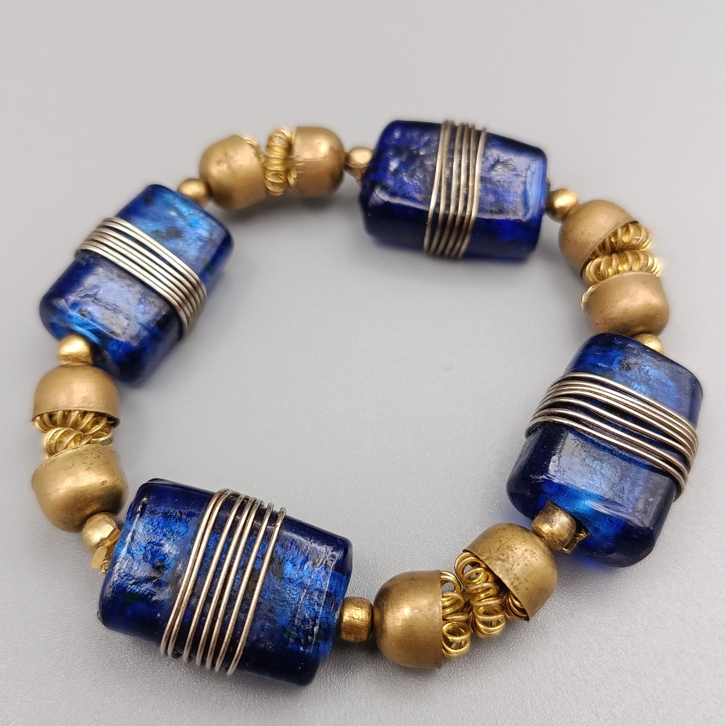 Elastisches Statement-Armband Blaues Glas und Messing