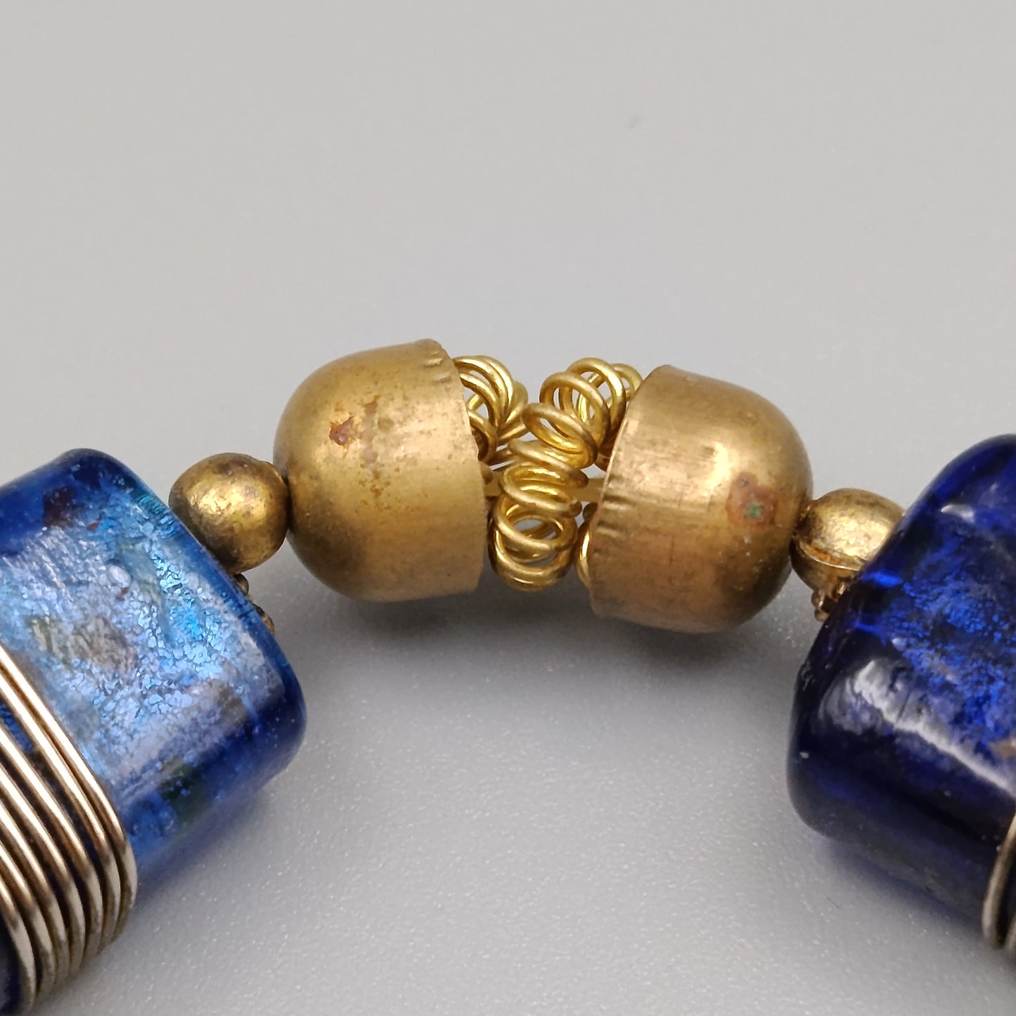 Elastisches Statement-Armband Blaues Glas und Messing