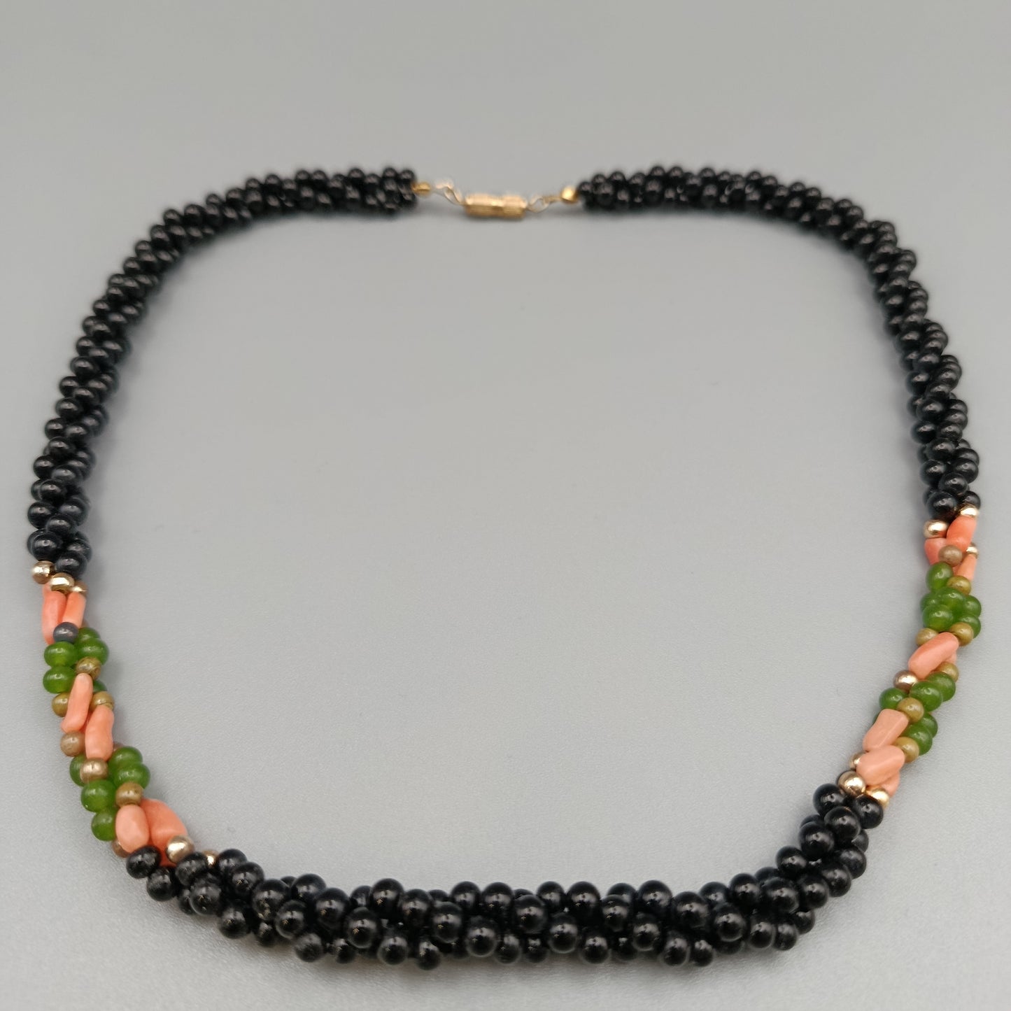 Elegante Perlenkette Mehrreihiges Design mit bunten Akzenten