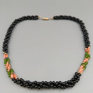 Elegante Perlenkette Mehrreihiges Design mit bunten Akzenten
