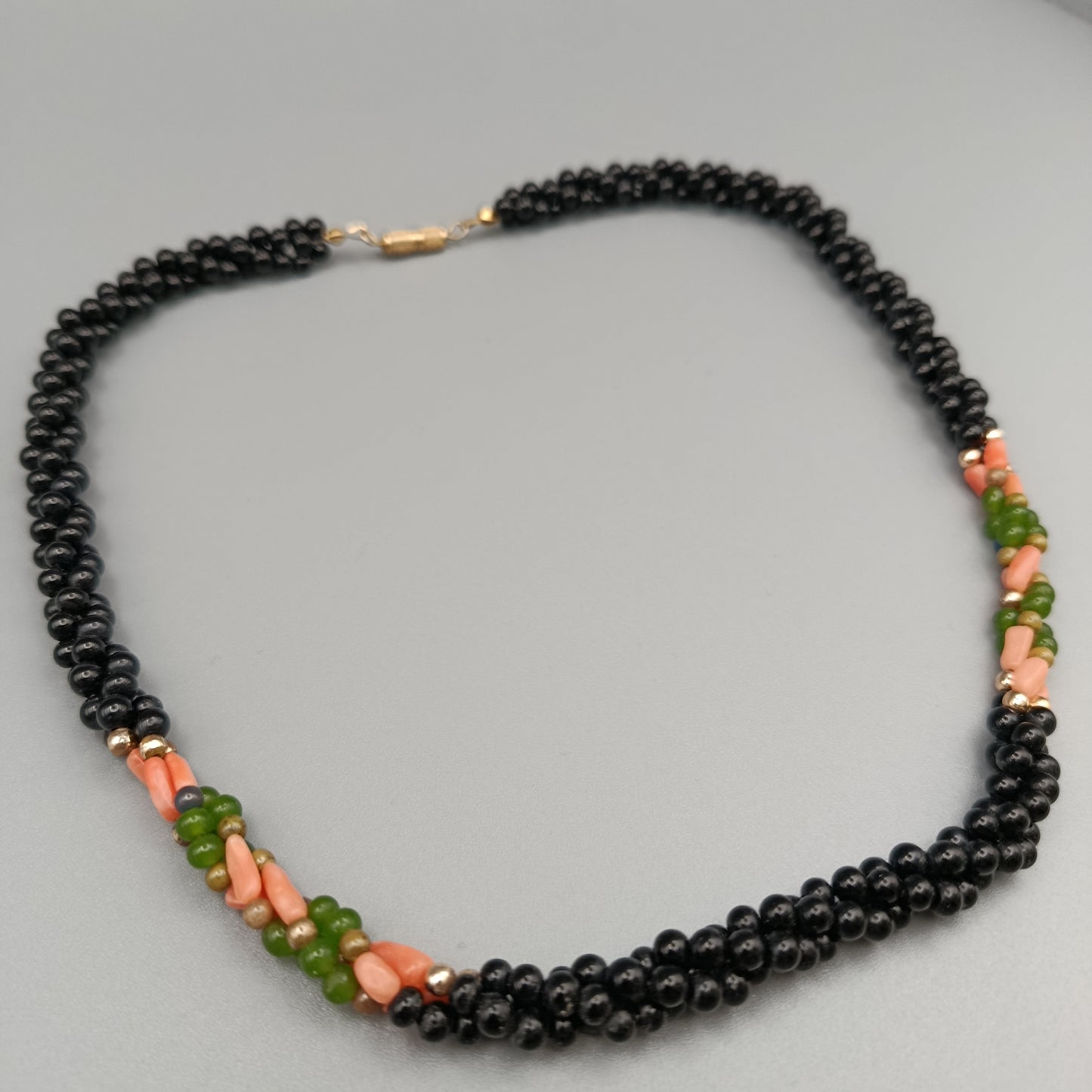 Elegante Perlenkette Mehrreihiges Design mit bunten Akzenten