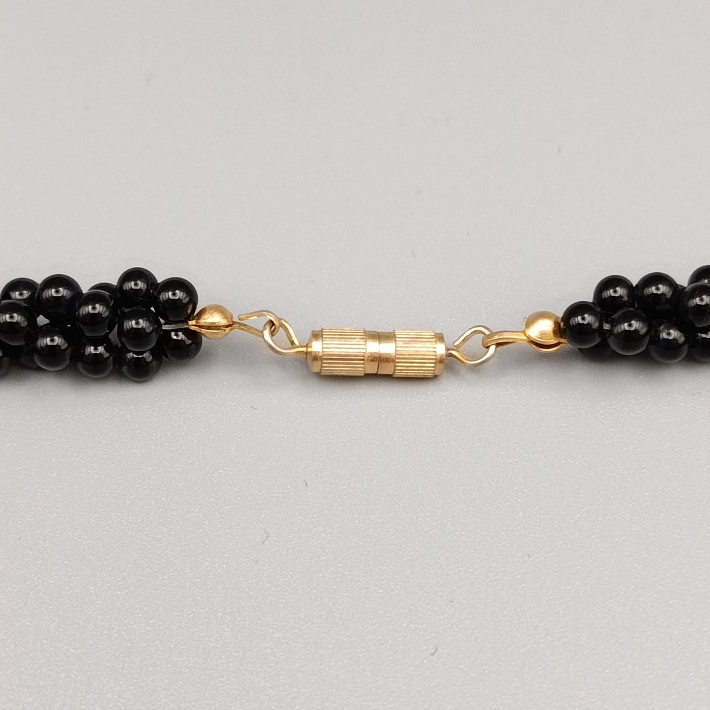 Elegante Perlenkette Mehrreihiges Design mit bunten Akzenten