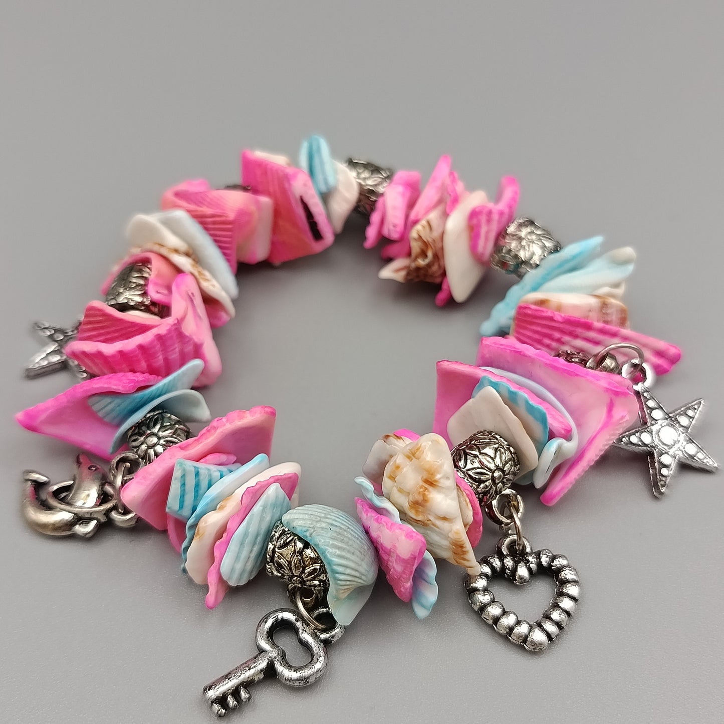 Charmantes Muschel-Armband – Bunt mit Anhängern