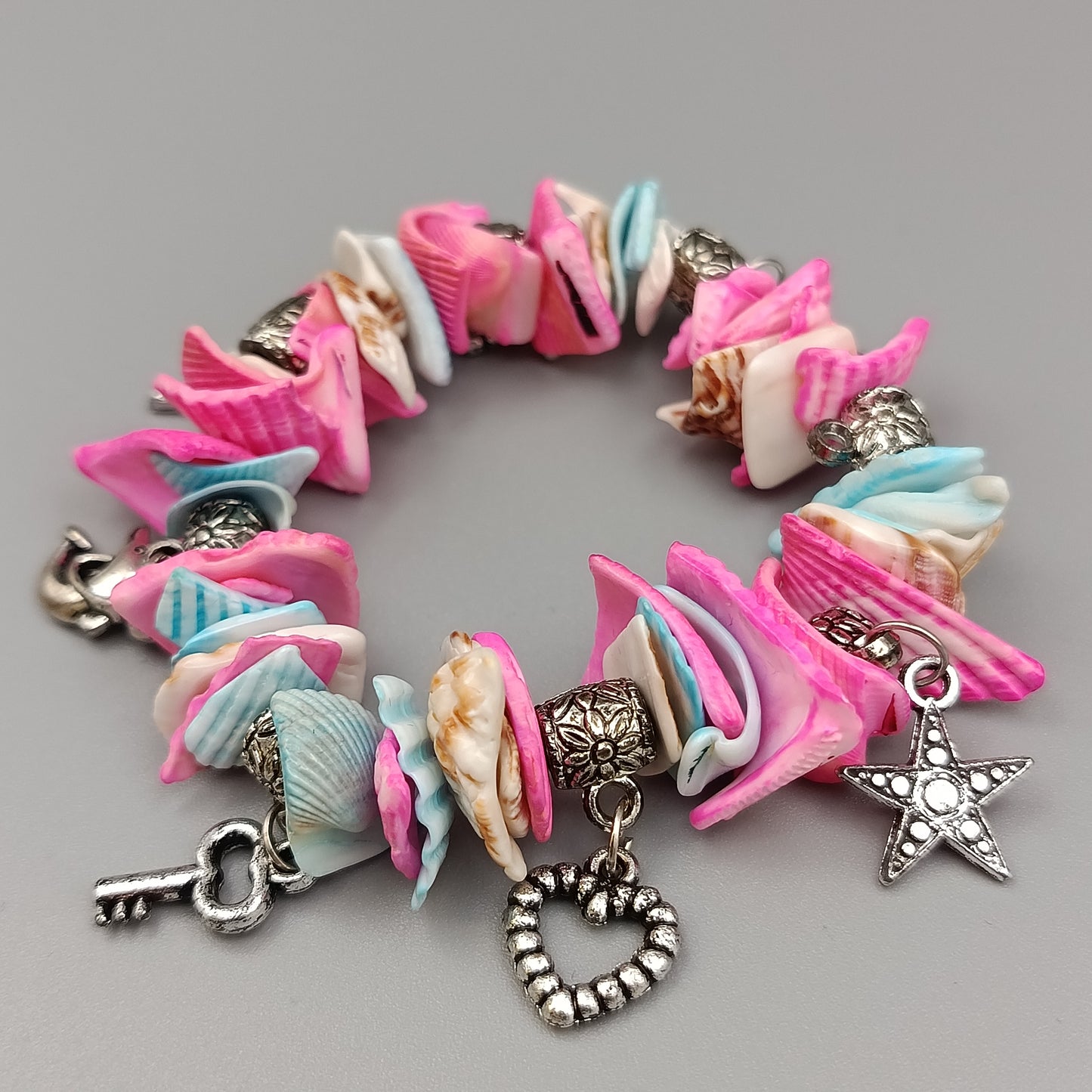 Charmantes Muschel-Armband – Bunt mit Anhängern