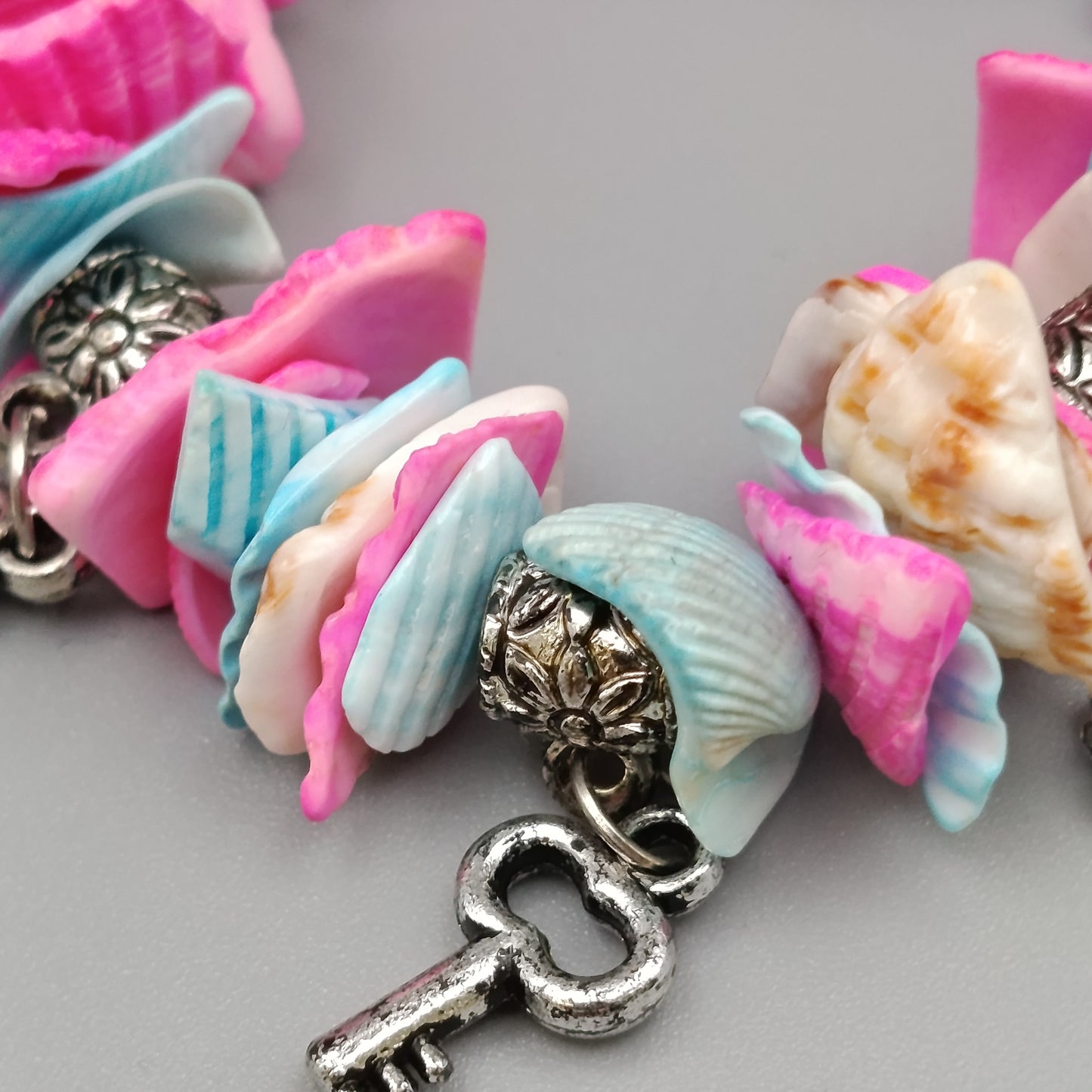Charmantes Muschel-Armband – Bunt mit Anhängern