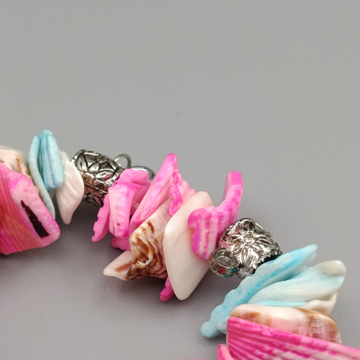 Charmantes Muschel-Armband – Bunt mit Anhängern