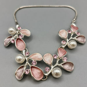 Elegante Damen Halskette – Rosa Blüten und Perlen Design