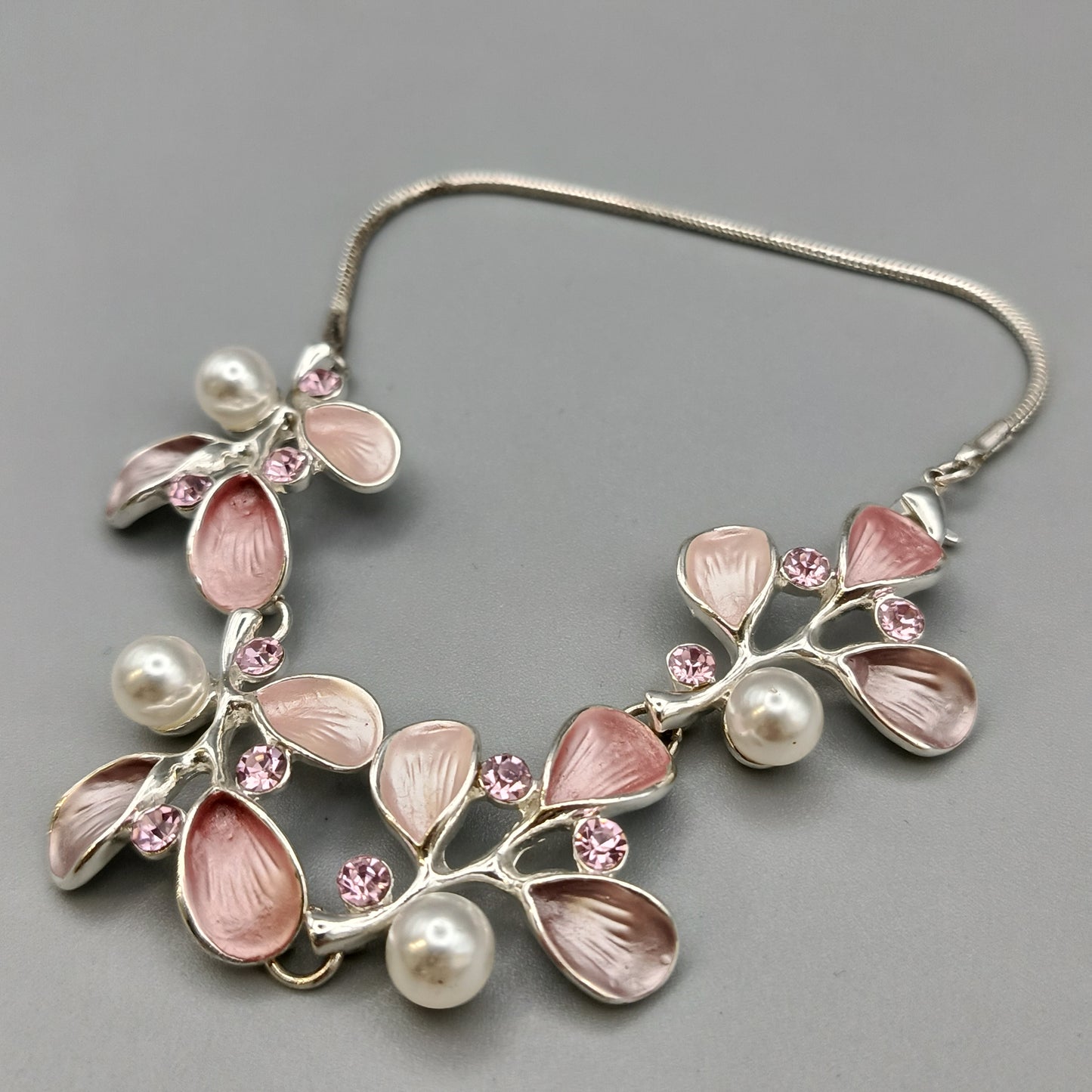 Elegante Damen Halskette – Rosa Blüten und Perlen Design