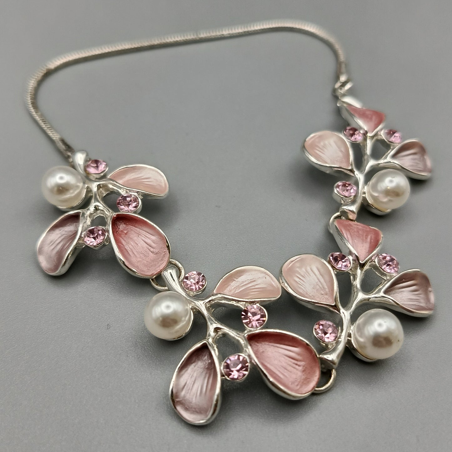 Elegante Damen Halskette – Rosa Blüten und Perlen Design