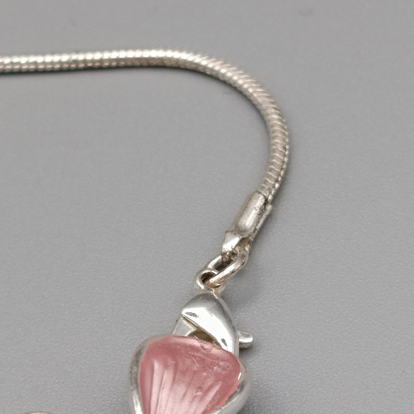 Elegante Damen Halskette – Rosa Blüten und Perlen Design