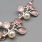 Elegante Damen Halskette – Rosa Blüten und Perlen Design