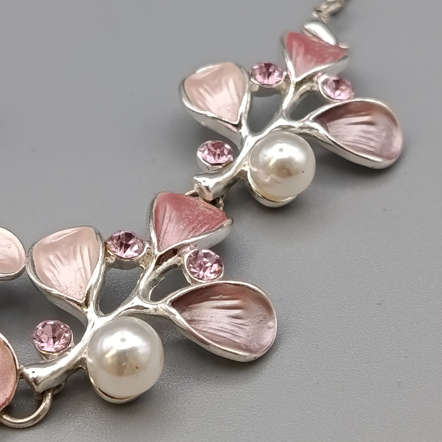 Elegante Damen Halskette – Rosa Blüten und Perlen Design