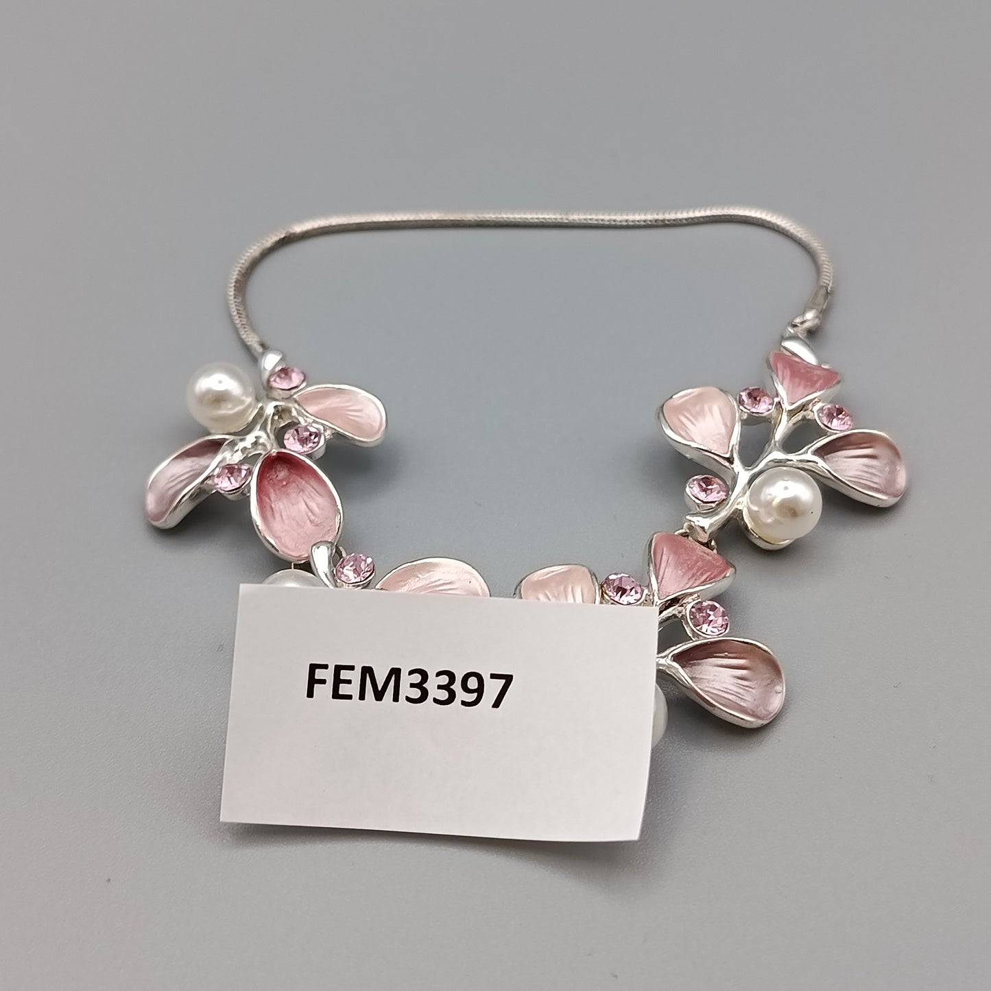 Elegante Damen Halskette – Rosa Blüten und Perlen Design