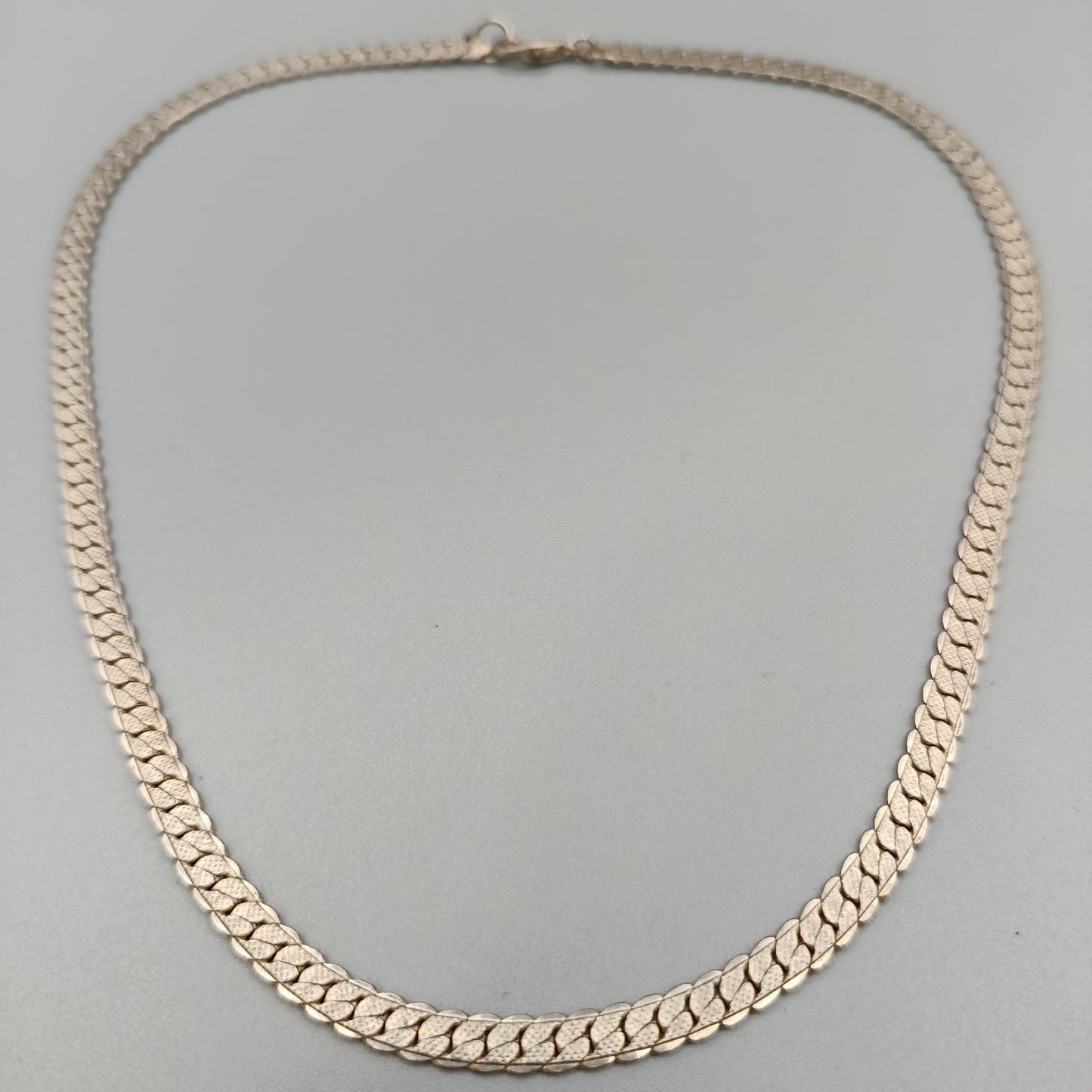 Elegante Flacharmkette – Stilvolles Design in Silberoptik