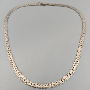 Elegante Flacharmkette – Stilvolles Design in Silberoptik