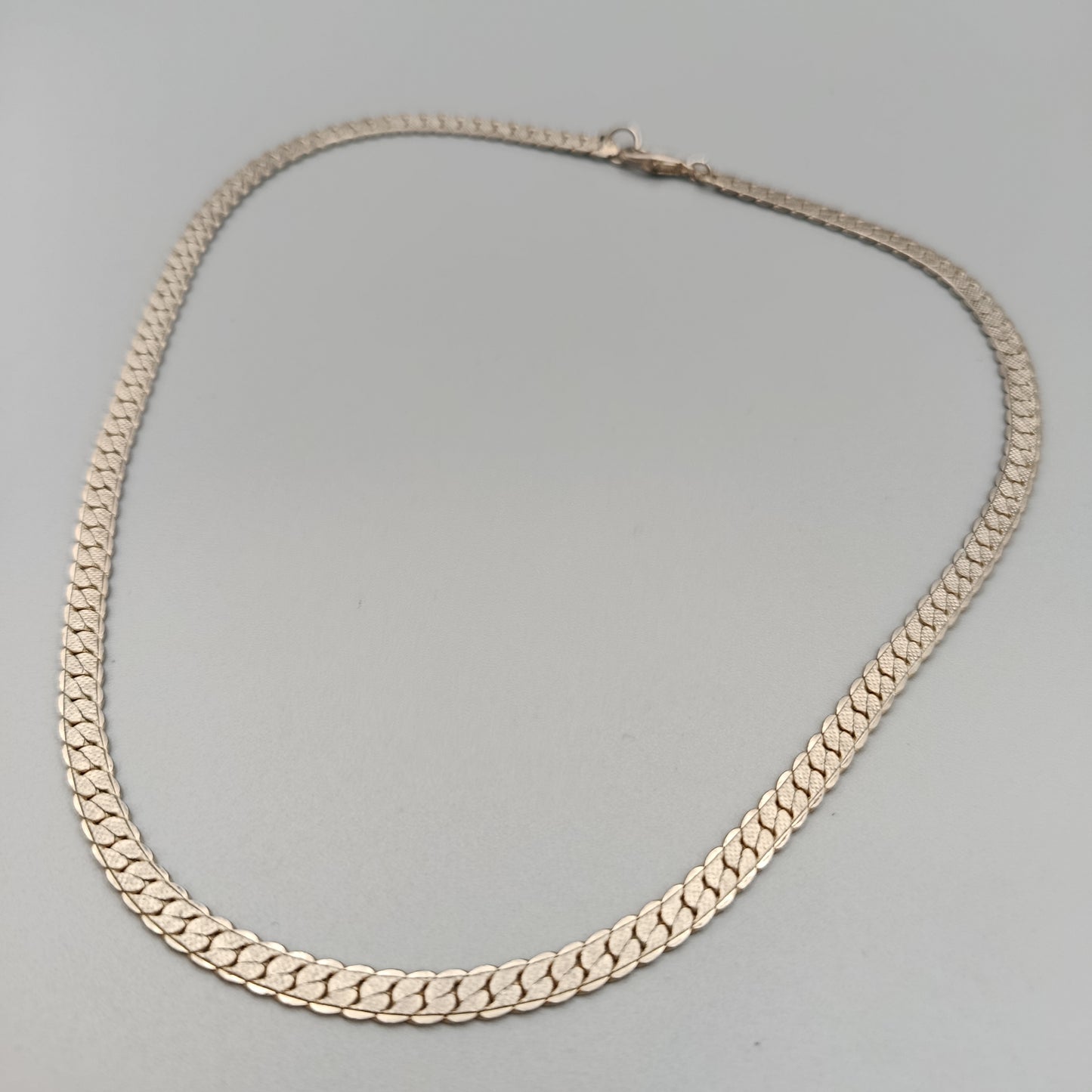 Elegante Flacharmkette – Stilvolles Design in Silberoptik