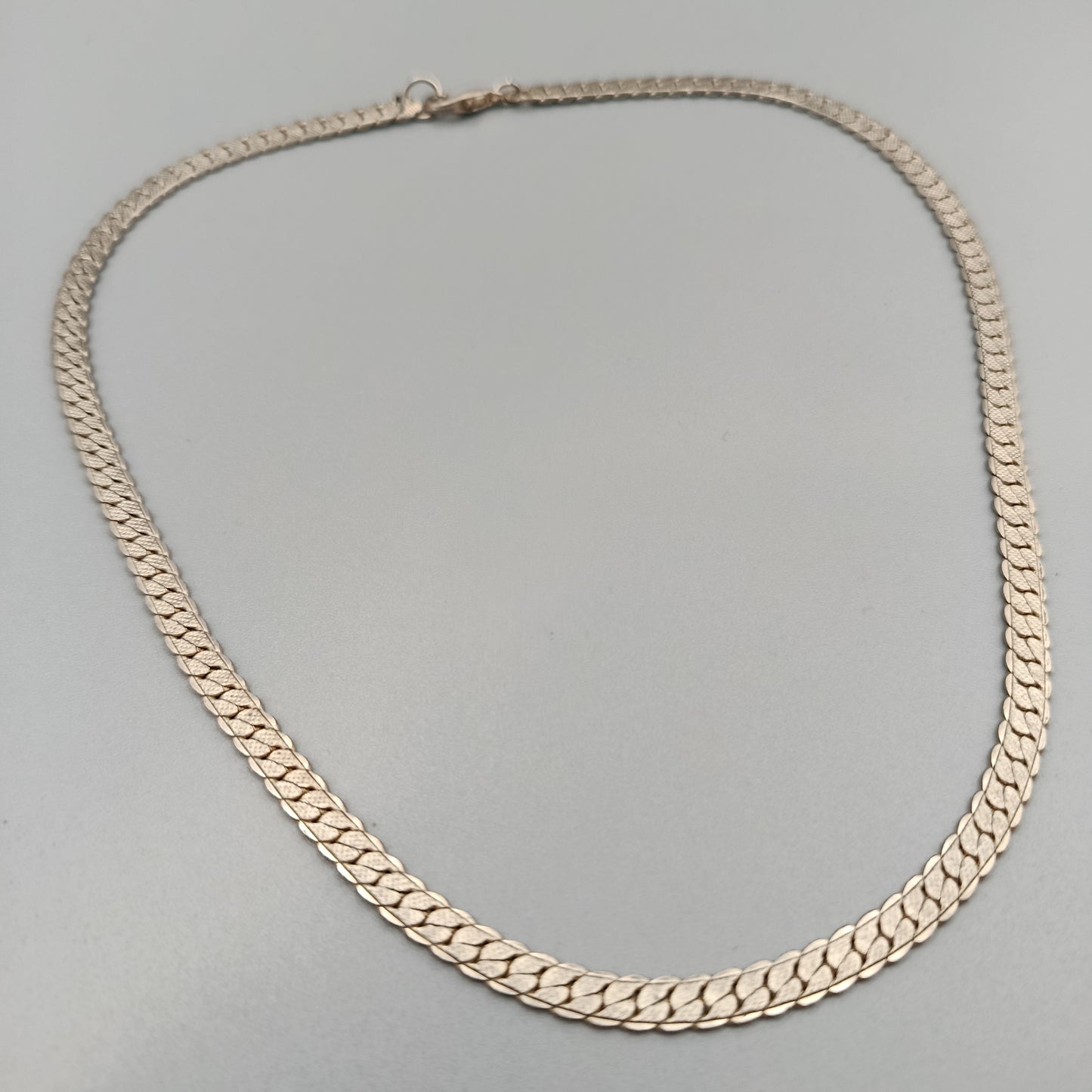 Elegante Flacharmkette – Stilvolles Design in Silberoptik