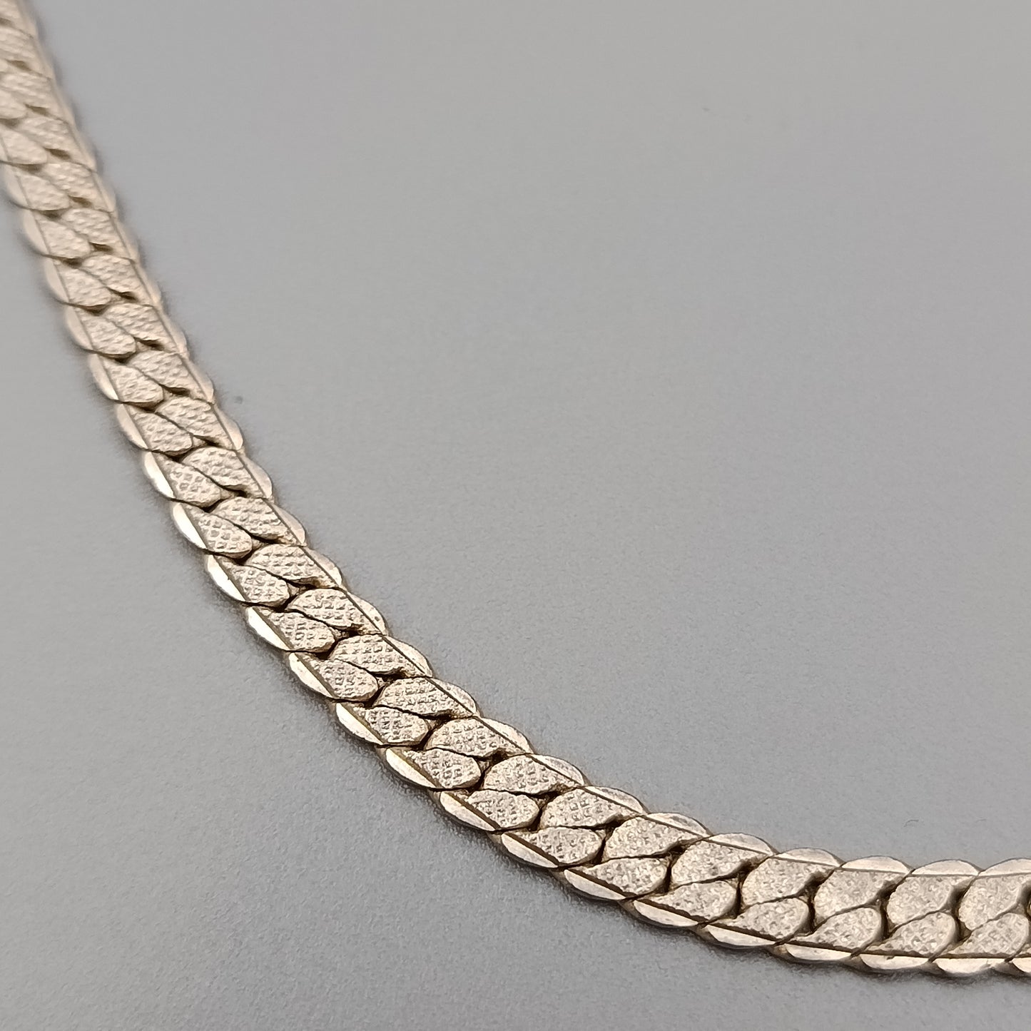 Elegante Flacharmkette – Stilvolles Design in Silberoptik
