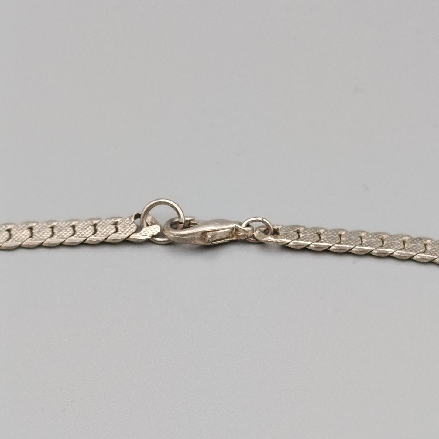 Elegante Flacharmkette – Stilvolles Design in Silberoptik