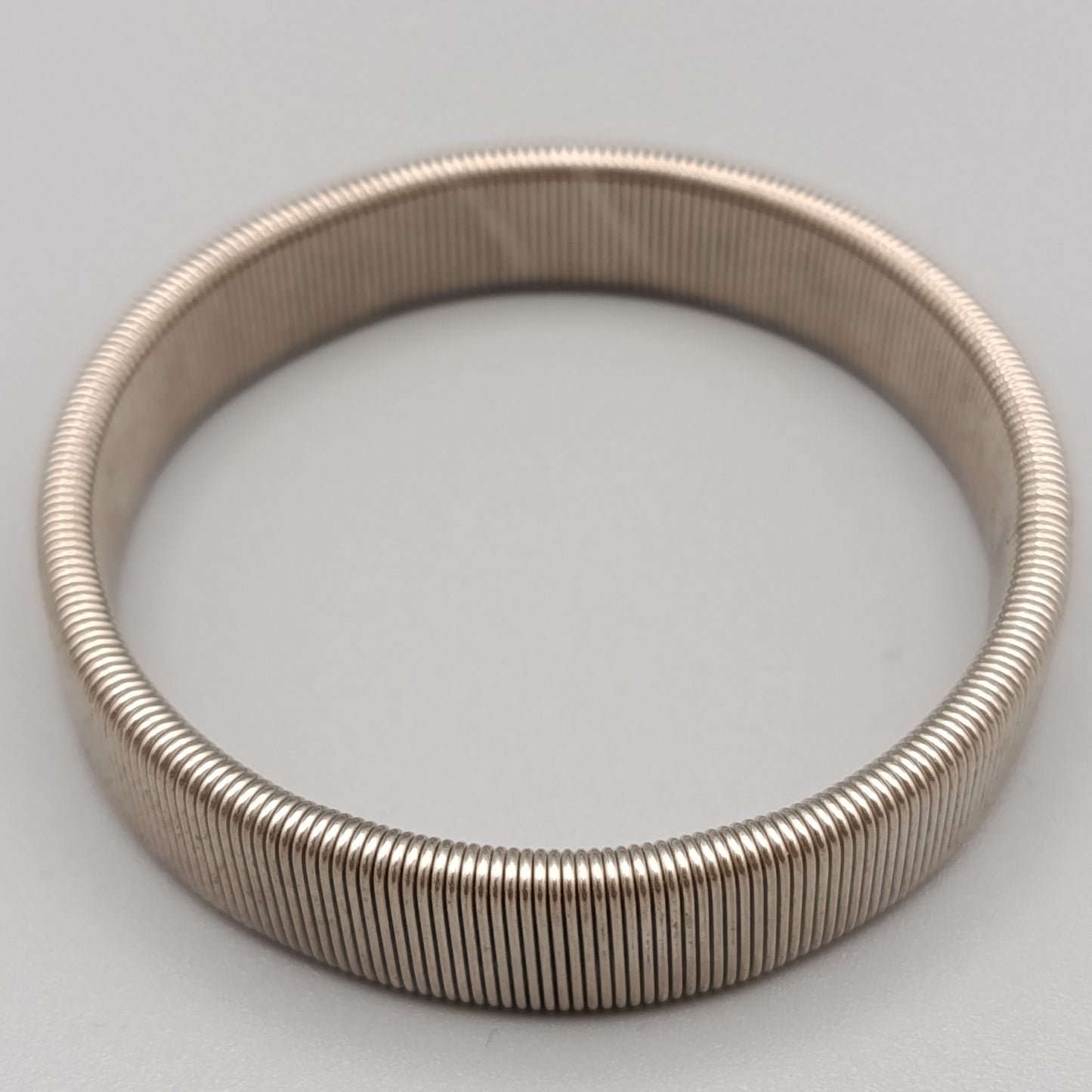 Eleganter Armband – Elastisches Design in Silberoptik