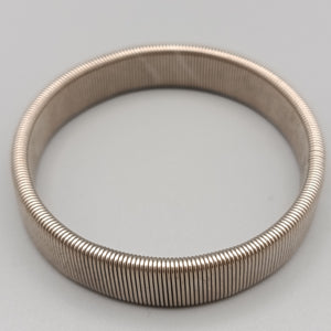 Eleganter Armband – Elastisches Design in Silberoptik