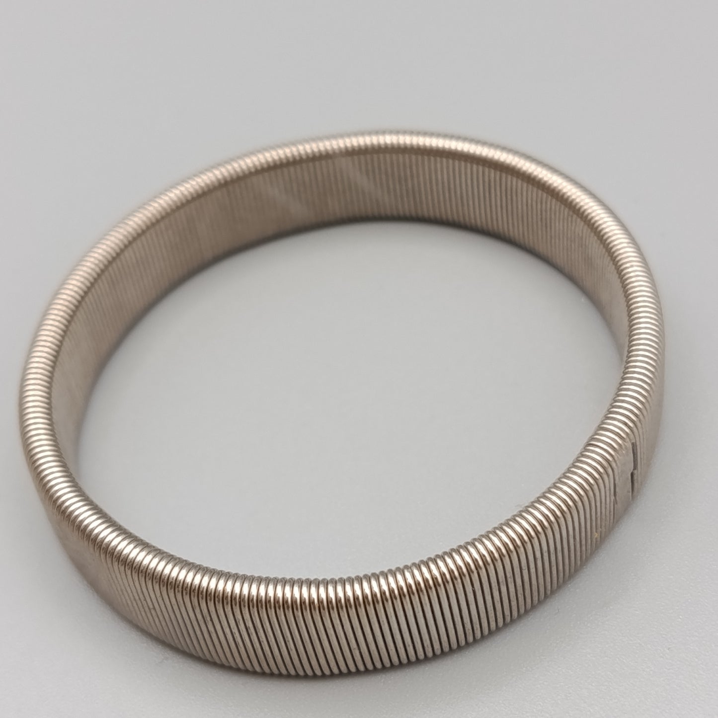 Eleganter Armband – Elastisches Design in Silberoptik