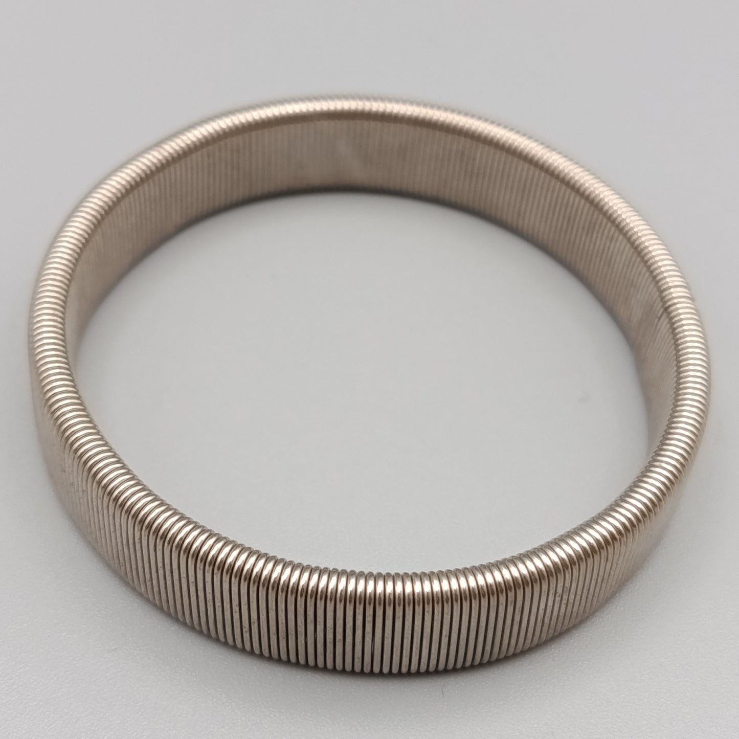 Eleganter Armband – Elastisches Design in Silberoptik