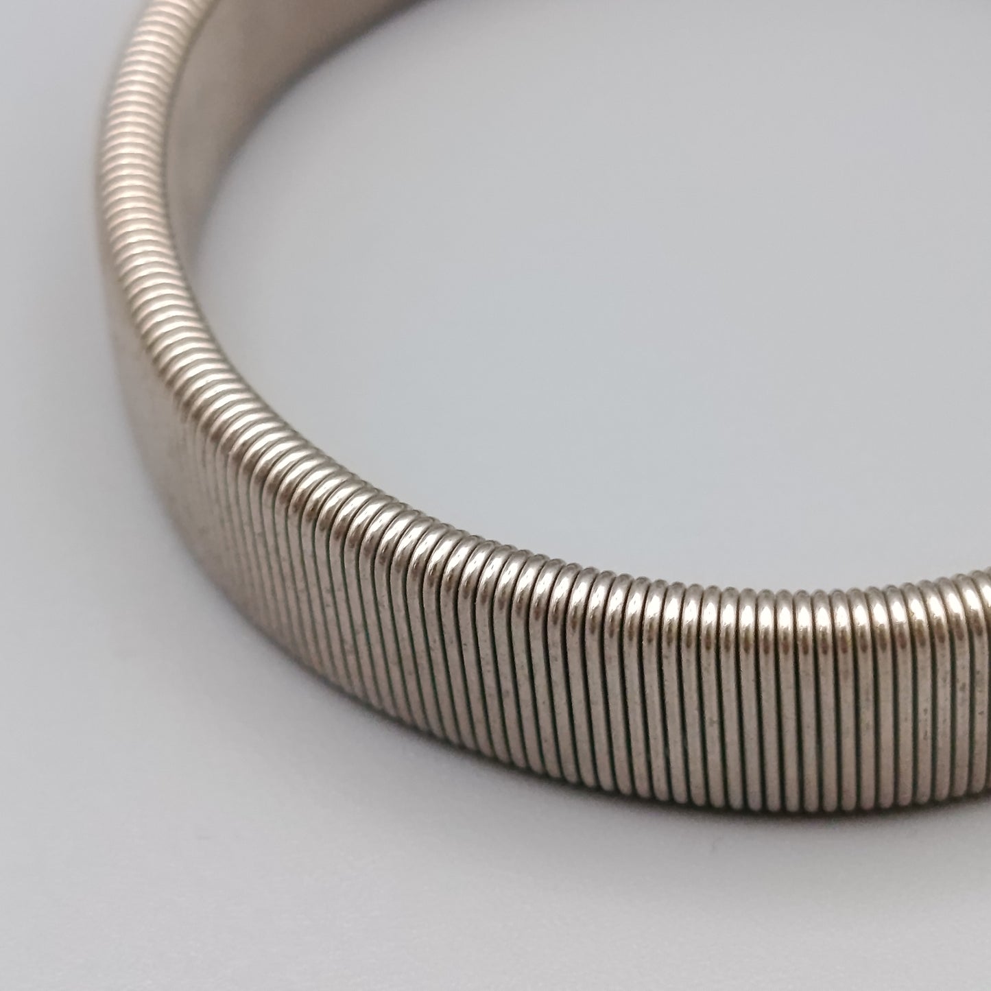 Eleganter Armband – Elastisches Design in Silberoptik