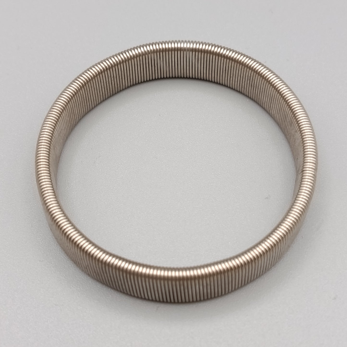 Eleganter Armband – Elastisches Design in Silberoptik