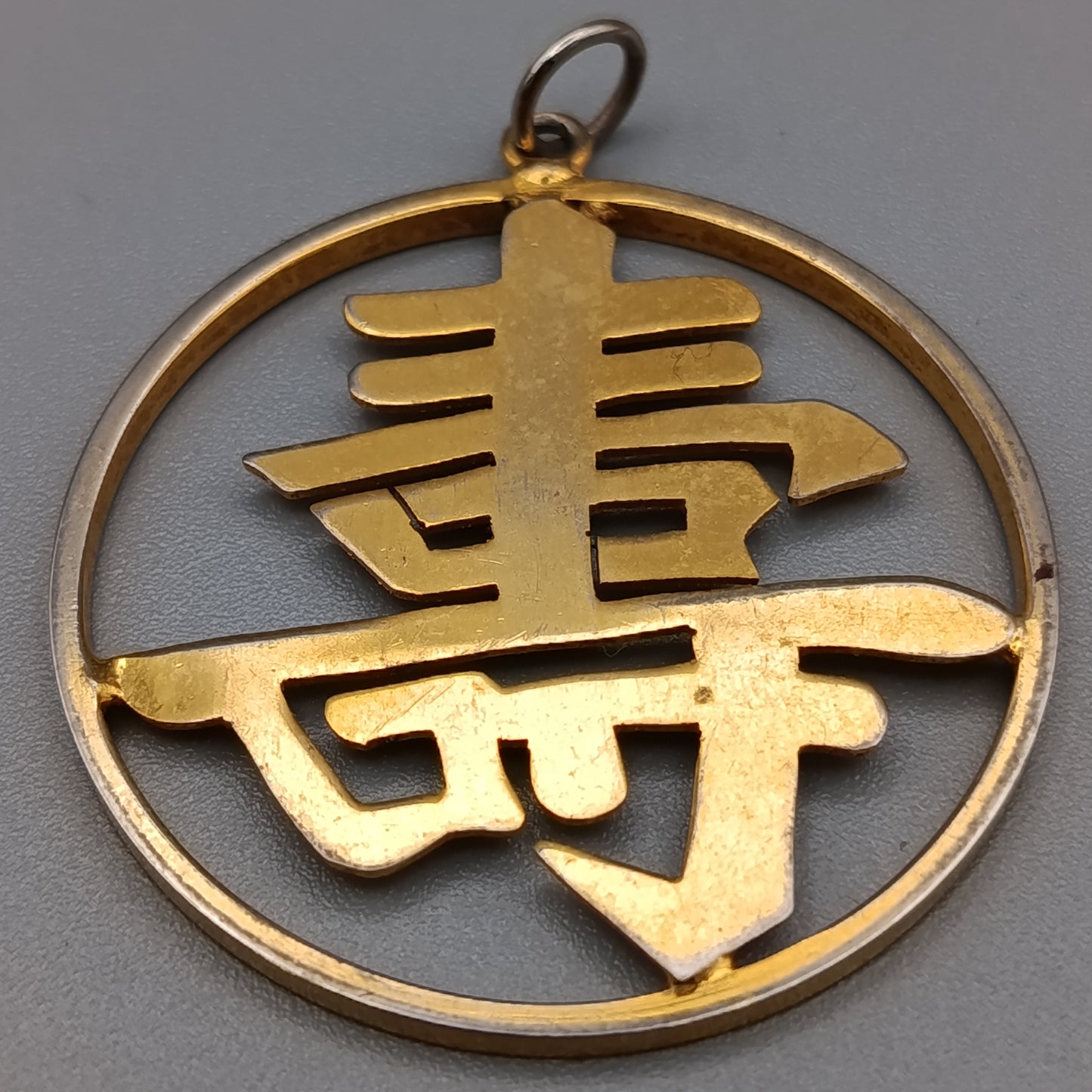 Eleganter Kettenanhänger – Asiatisch in Goldoptik